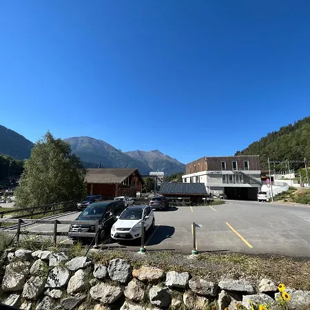 - 100m Von Der Talstation Aletsch Bahnen Und Bahnhof Fiesch, Ausgangslage *