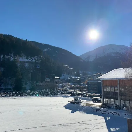 - 100m Von Der Talstation Aletsch Bahnen Und Bahnhof Fiesch, Ausgangslage アパート フィエッシュ